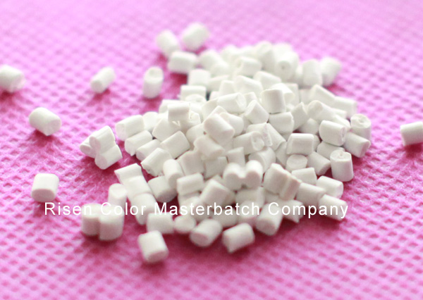 Non-woven hydrophilic masterbatch